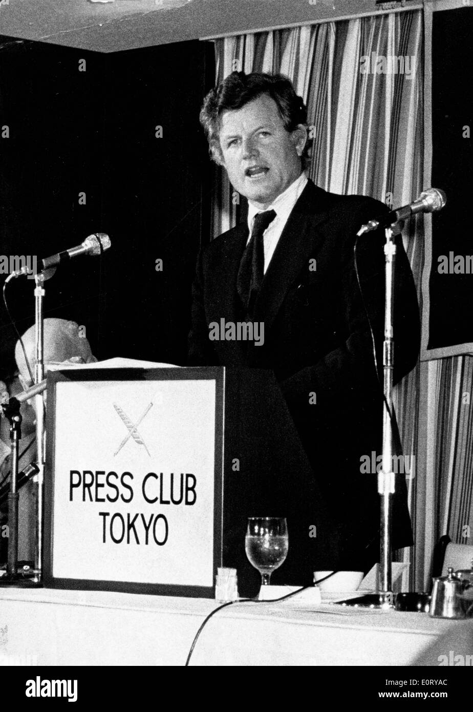 Le sénateur Ted Kennedy parle au Press Club Tokyo Banque D'Images