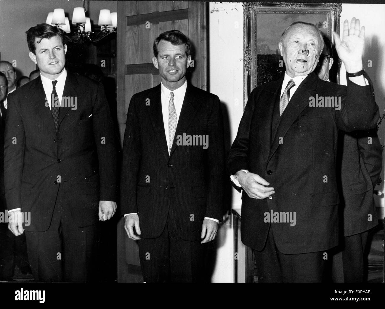 EDWARD KENNEDY, à gauche et son frère ROBERT KENNEDY, centre, et homme d'État allemand Konrad Adenauer. Banque D'Images