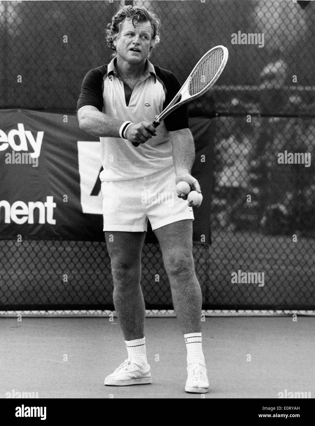 Edward Kennedy joue dans le tournoi de tennis de RFK Banque D'Images