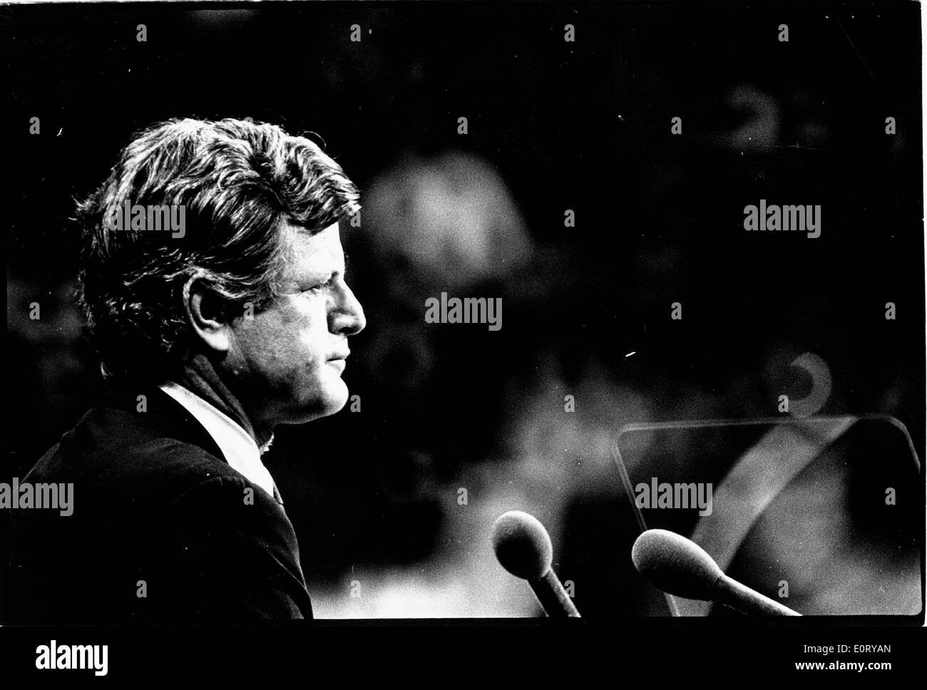 EDWARD KENNEDY sur un podium avec un téléprompteur. Banque D'Images