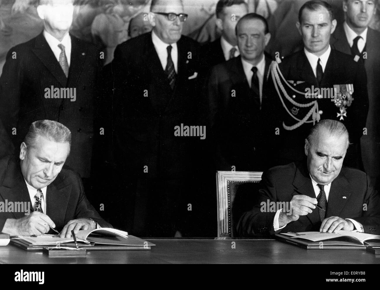Les politiciens Edward Gierek et Georges Pompidou sign Banque D'Images