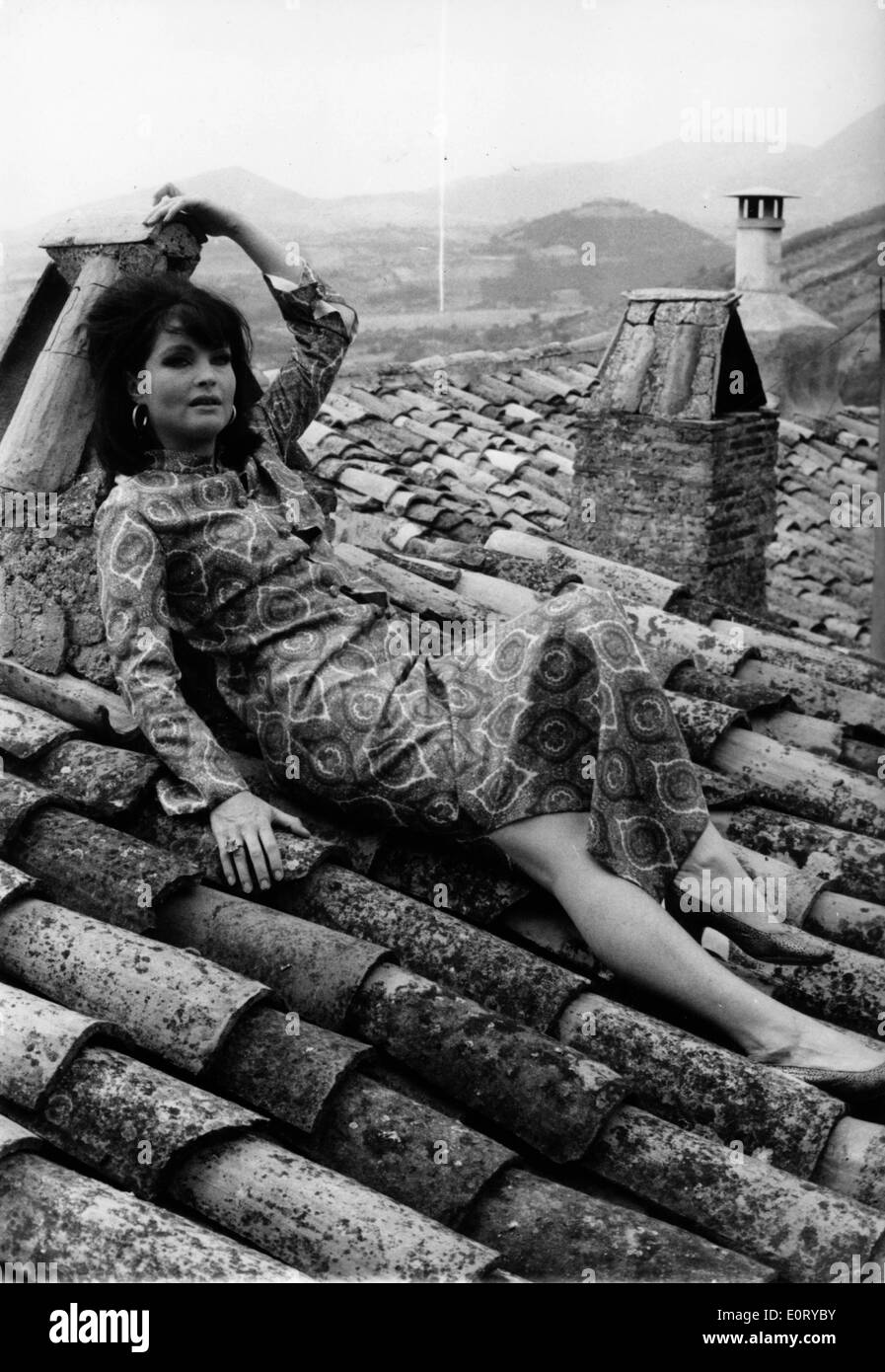 L'actrice Yvonne Furneaux sur un toit Banque D'Images