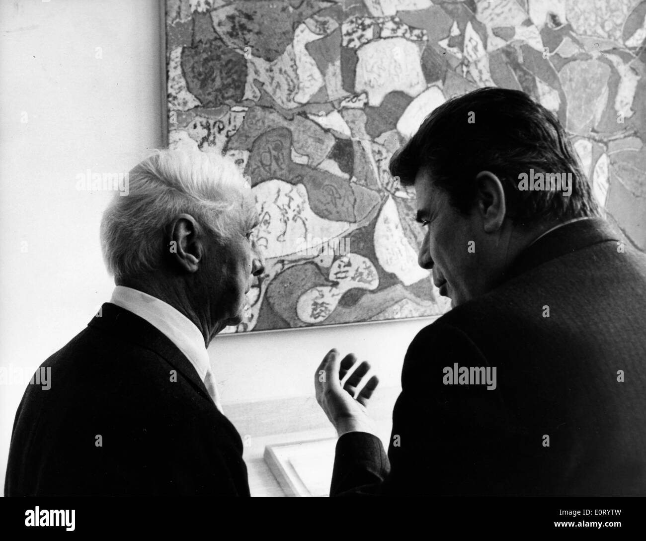 Un aîné Max Ernst parler avec quelqu'un Banque D'Images