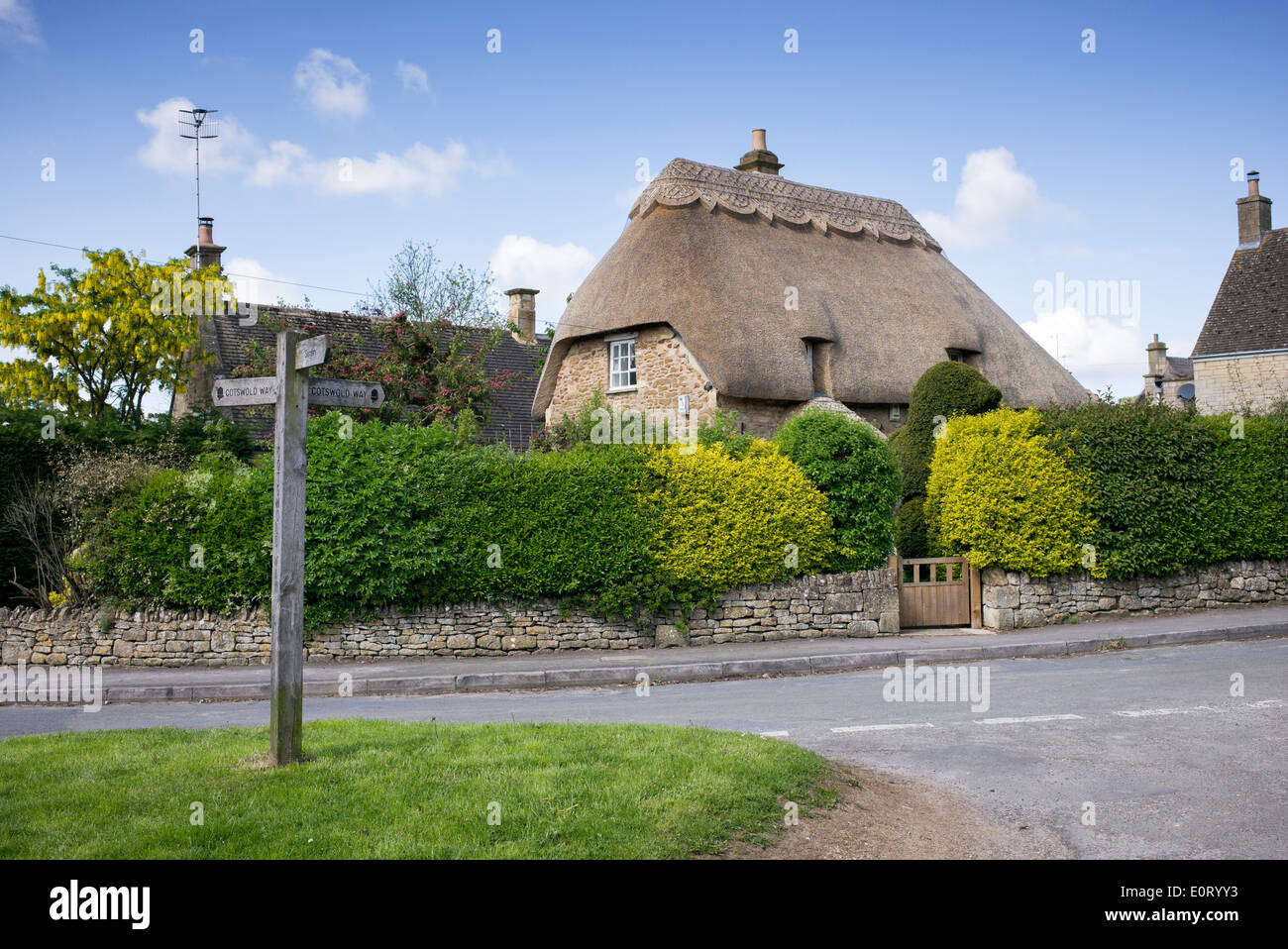 Cotswold Way panneau en face d'une chaumière à Chipping Campden, Cotswolds, Gloucestershire, Angleterre Banque D'Images