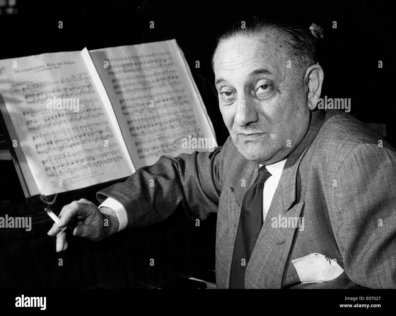 Portrait du compositeur Paul Abraham au piano Banque D'Images