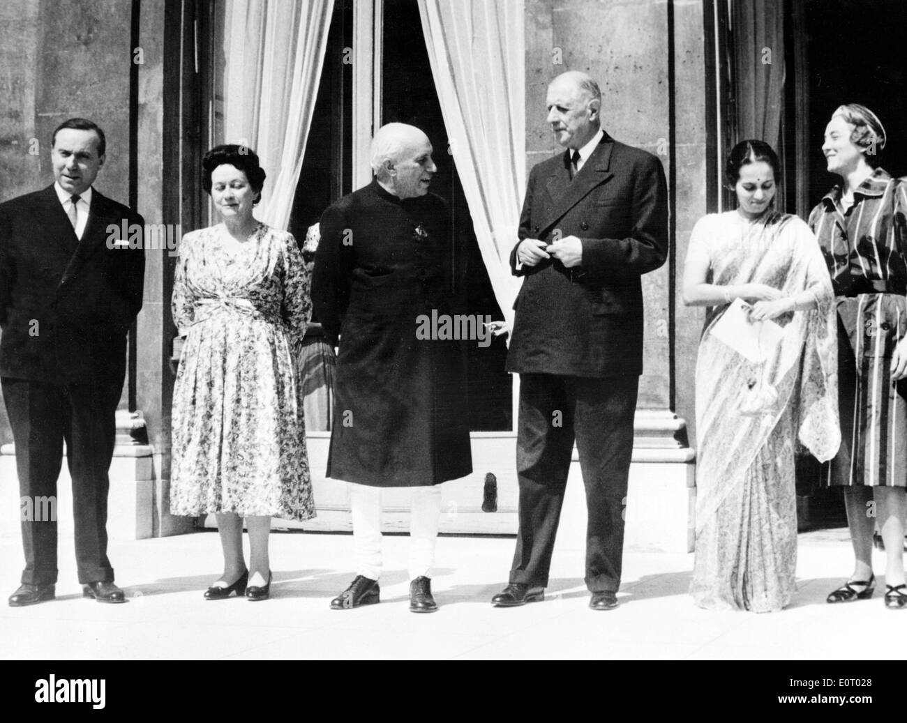 Jawaharlal Nehru, parler avec Charles De Gaulle lors de sa visite à Paris Banque D'Images