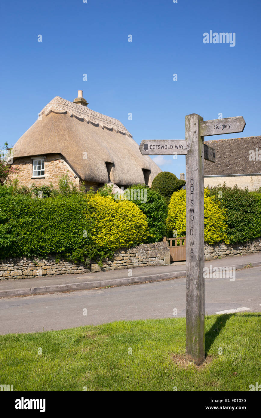 Cotswold Way panneau en face d'une chaumière à Chipping Campden, Cotswolds, Gloucestershire, Angleterre Banque D'Images