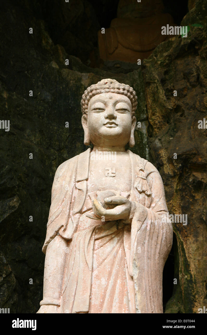 Statue de Bouddha dans une caverne dans "sept étoiles Park' (Qixing Gongyuan), sur le côté est de la rivière, à Guilin. Banque D'Images