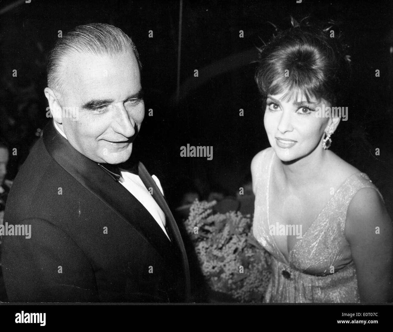 Georges Pompidou lors d'un événement avec une escorte Banque D'Images