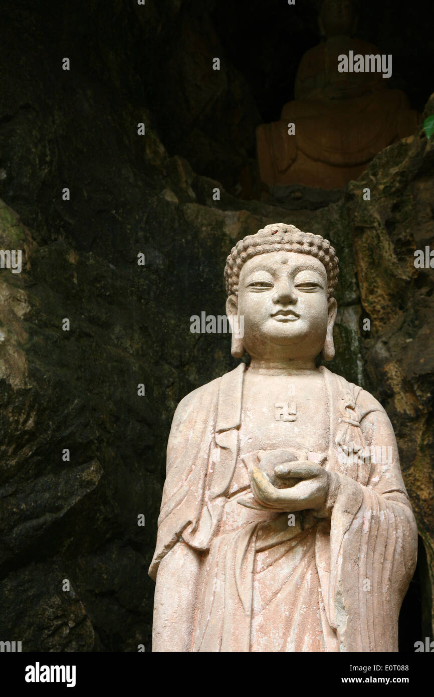 Statue de Bouddha dans une caverne dans "sept étoiles Park' (Qixing Gongyuan), sur le côté est de la rivière, à Guilin. Banque D'Images