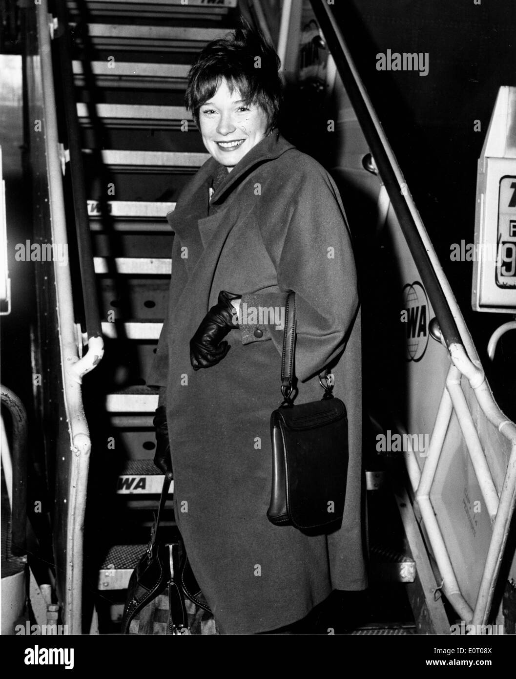 L'actrice Shirley MacLaine à l'aéroport. Banque D'Images