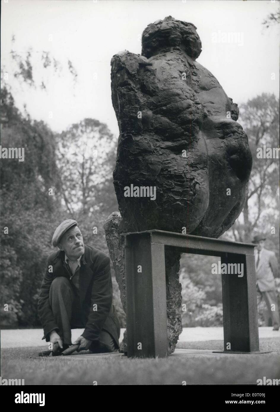 19 mai 1960 - Exposition de sculpture dans Battersea Park : Un essai a eu lieu hier à Battersea Park, de l'exposition de sculpture qui se tient là par le London County Council. Photo montre. Ted Baker jardinier est vu à la ''Femme''-un plâtre pour le bronze par Anthony Caro. Banque D'Images