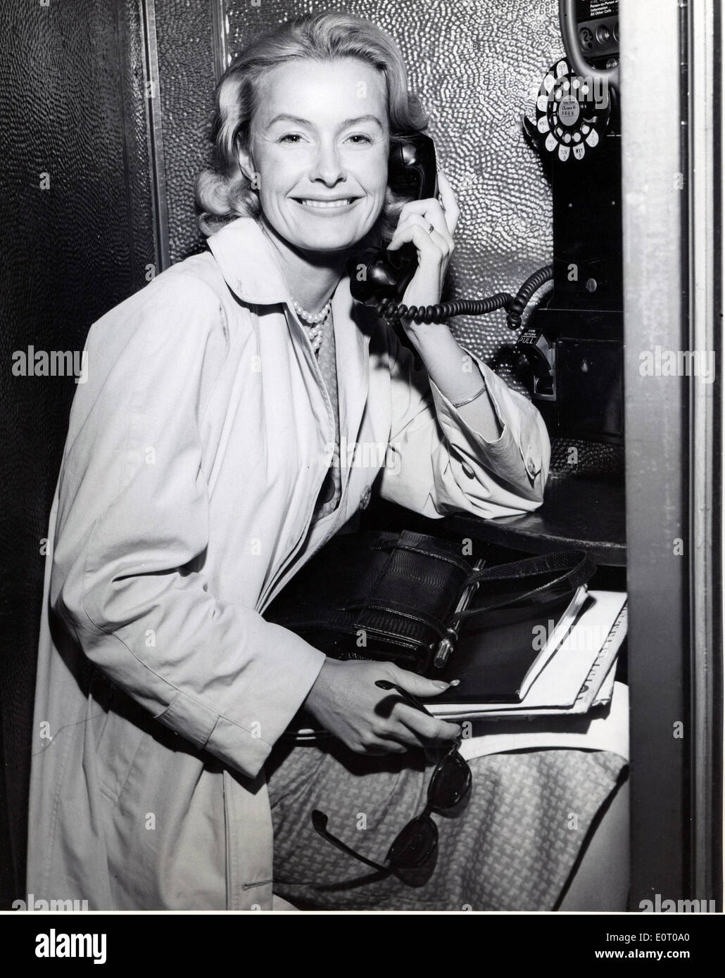 L'actrice DINA MERRILL, star la plus riche du monde, faire un appel téléphonique tout en Indochine, de l'aéroport avant d'embarquer sur un vol de la TWA. Banque D'Images
