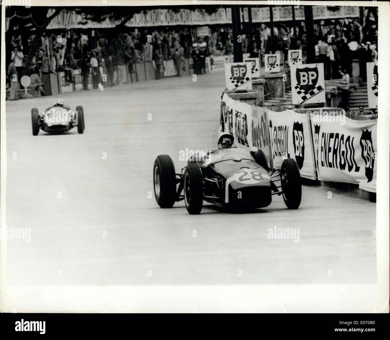 31 mai 1960 - Stirling Moss remporte le Grand Prix de Monaco ; conduire une Lotus Climax Stirling Moss durant la fin de semaine, a remporté le Grand Prix de Monaco à la vitesse moyenne de 67,48 km/h. La photo montre la Stirling Moss (28) vu dans le premier rôle pendant le Grand Prix de Monaco. Banque D'Images