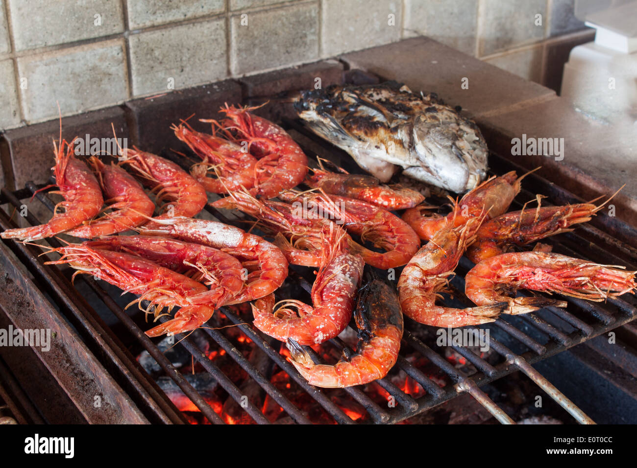 La cuisson des fruits de mer crustacés crevettes grill barbecue libre 'sea'  poisson dorade flamme feu de charbon personne n Photo Stock - Alamy