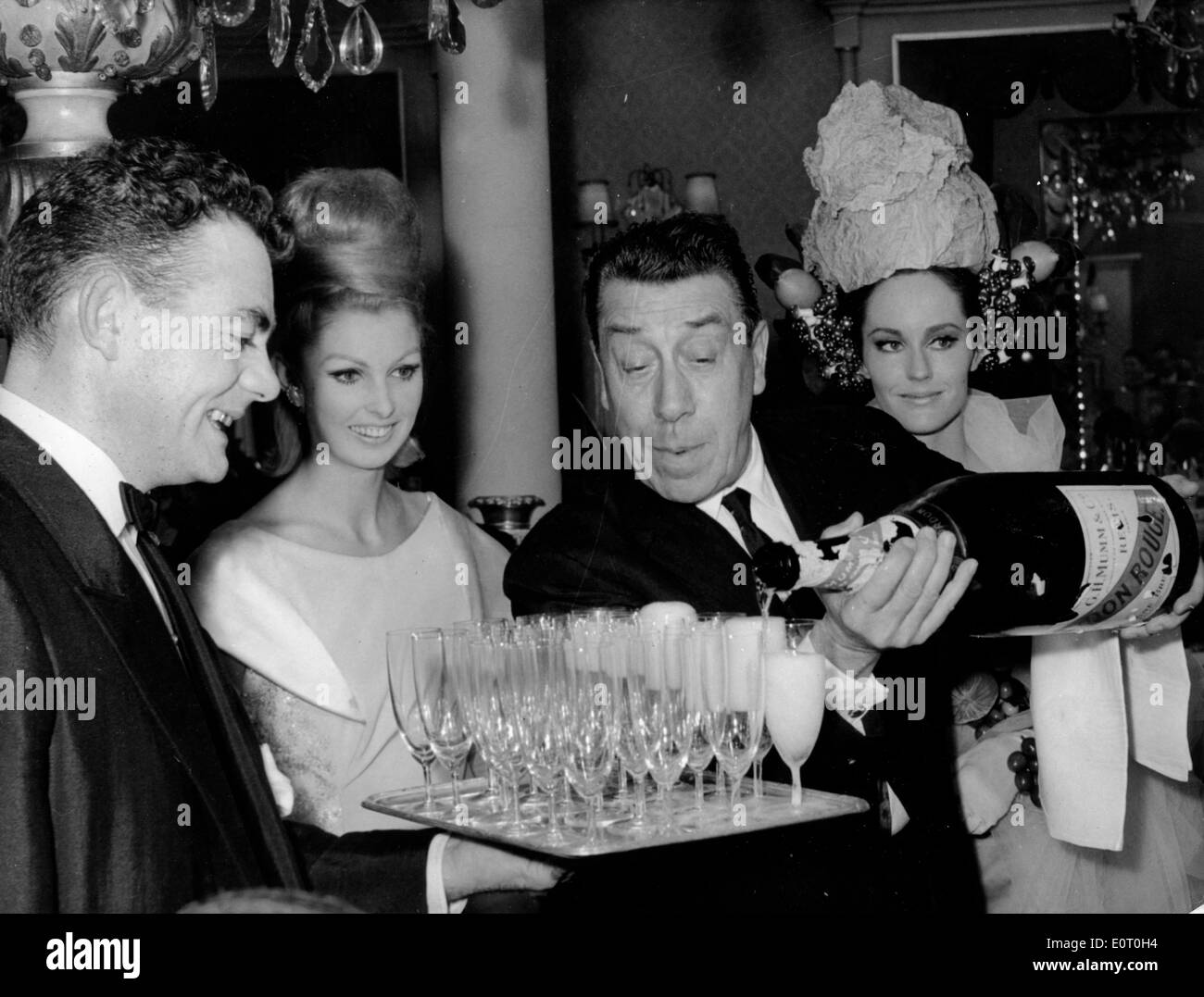 Fernandel acteur pouring champagne lors d'une fête Banque D'Images
