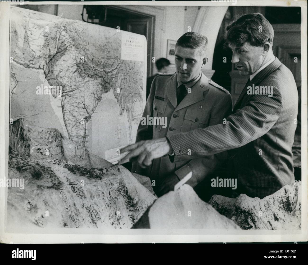 Juin 06, 1960 - Sir Edmund Hillary traite Expedition : Photo montre :- Sir Edmund Hillary (à droite) et le Dr Tom Nevision (U.SA..F.), discuter de la future expédition avec un modèle de l'Himalaya à la Royal Geological Society hier. Banque D'Images