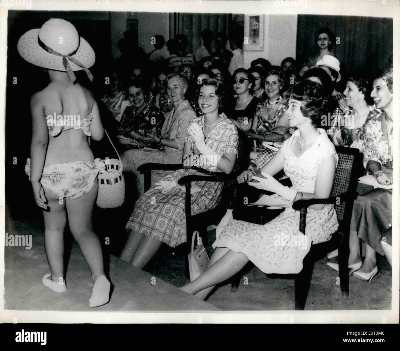 Juin 06, 1960 - princesse grecque assister à un défilé de mode. : photo montre le Princess Sophia et Irene, en photo quand ils ont assisté à un défilé à l'hôtel Grand Hotel Bretagne à Athènes récemment. Banque D'Images