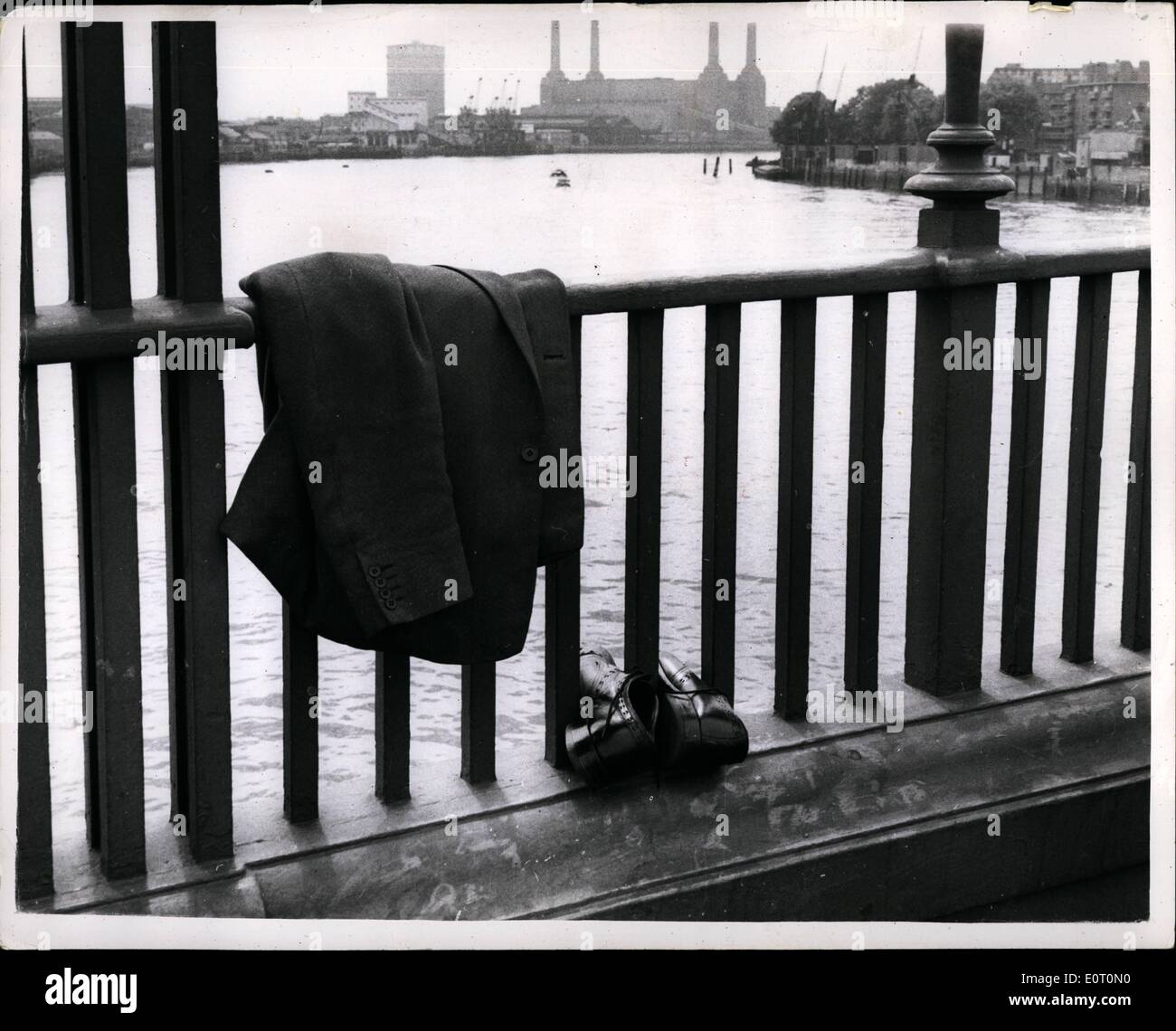 Juin 06, 1960 - La fin de l'ordre ''Mr. X''... Une veste et des chaussures - Sur Vauxhall Bridge.. Un homme est tombé à sa mort dans la Tamise le lundi.. Un homme dont le dernier acte d'accrocher sa veste parfaitement pliée avec précaution sur le parapet de Vauxhall Bridge et de placer ses chaussures poli entre le poète de la rambarde.. La police a jusqu'à présent pas réussi à découvrir le nom de l'homme - ou même de trouver son corps.. Il reste l'homme qui est mort comme il a vécu - méthodiquement. Banque D'Images