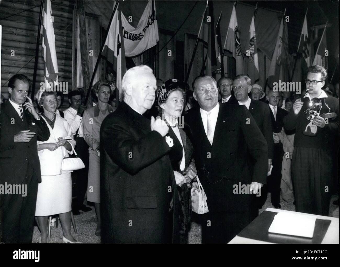 Juin 06, 1960 - Manifestation pour la réunification allemande. Président fédéral Heinrich Luebke a pris part à une manifestation en faveur de la réunification allemande, qui a eu lieu le soir du 17 juin sur le Hoher Weissner au rideau de fer près de Kassel, Allemagne. OPS : Président Heinrich Luebke et son épouse avec le Dr Kubitz, membre du Comité de l'Allemagne unie. Banque D'Images