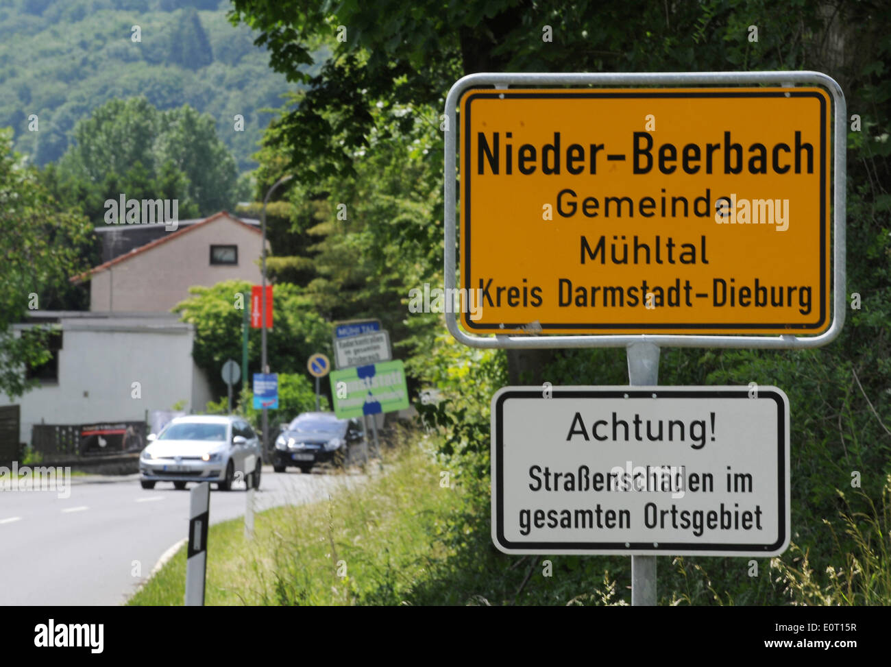 Vue sur la place-nom signe de Nieder-Beerbach lorsqu'un séisme s'est produit samedi dernier, dans la municipalité Muehltal, Allemagne, 19 mai 2014. Le tremblement de terre de 4,2 sur l'échelle de Richter, selon l'Office d'État pour l'environnement et de la géologie, et a été le plus violent de l'Hesse pendant les vingt dernières années. Photo : CLAUS VOELKER/DPA Banque D'Images