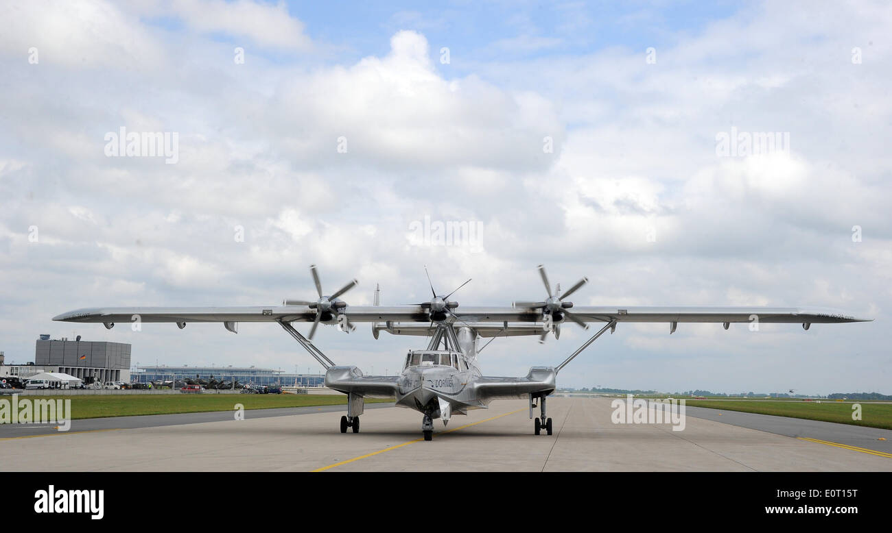Un Dornier Do 24 rouleaux ATT à l'exposition du salon ILA à à l'avenir de l'aéroport Willy Brandt dans BER Schoenefeld, près de Selchow Allemagne, 19 mai 2014. Ila Berlin Air Show 2014 a lieu sur la zone sud de l'aéroport de Berlin-Schoenefeld du 20 au 25 mai 2014. Photo : BERND SETTNIK DPA Banque D'Images