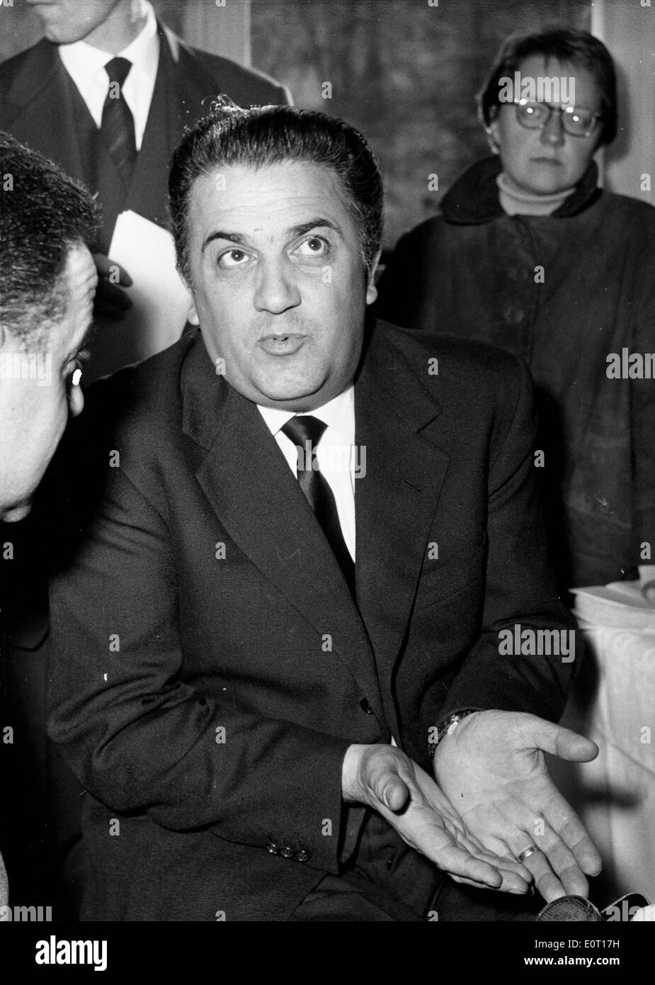Federico Fellini cinéaste lors d'une réunion Banque D'Images