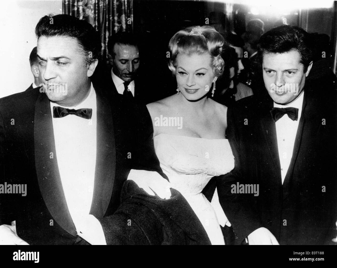 Federico Fellini Directeur arrive à cravate noire Banque D'Images