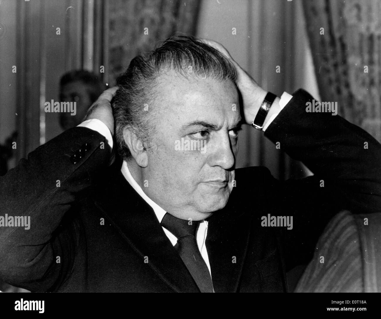 Federico Fellini directeur fixe ses cheveux Banque D'Images