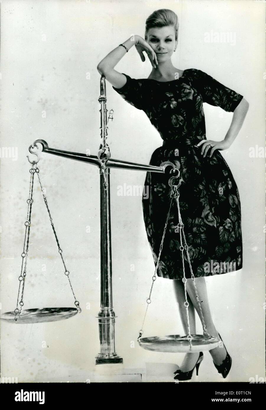 Juin 14, 1960 - Model Wearing Caroline Rohmer Day Dress Leaning on Scale  Photo Stock - Alamy