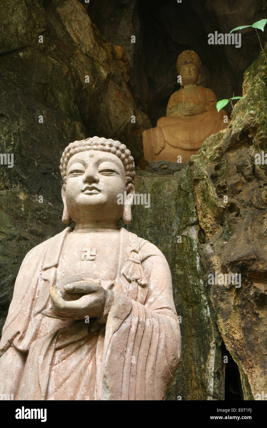 Sanctuaire bouddhiste de statues dans une caverne dans "sept étoiles Park' (Qixing Gongyuan), sur le côté est de la rivière, à Guilin. Banque D'Images