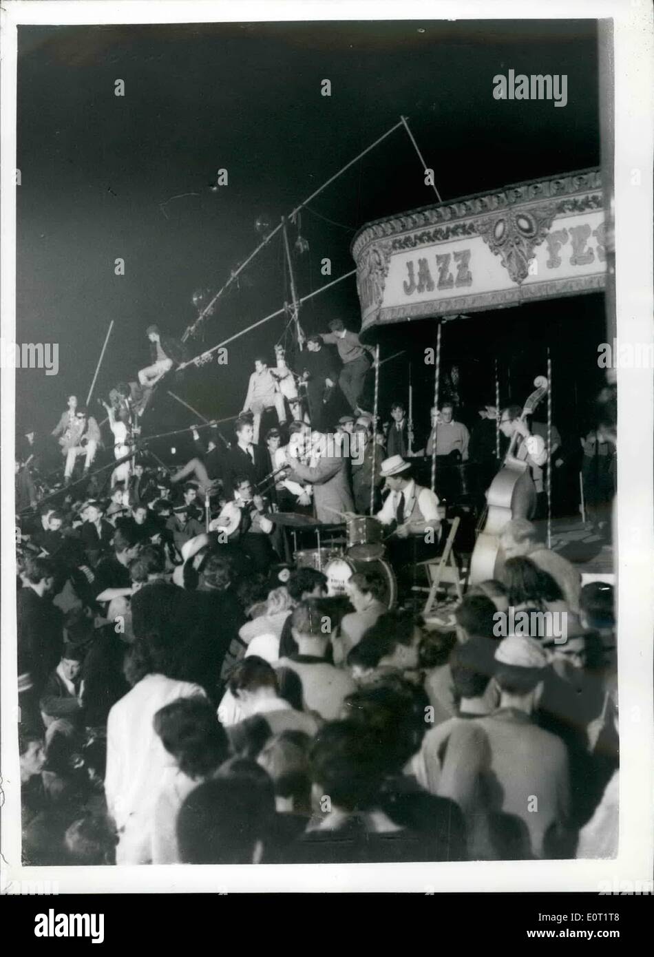 Juillet 07, 1960 - Les fans de Jazz en émeute au Seigneur Montague's Jazz Festival : Les émeutiers ruiné la première nuit de Lord Montague de Beaulieu's jazz festival à sa demeure seigneuriale dans le Hampshire hier soir. Ils ont pris d'assaut le kiosque, forcer la désactivation de Bilk Asker jazz band, et monta un éclairage plat qui s'est effondré stand sous leur poids. Trois adolescents ont été prises à l'hôpital. Des policiers de partout dans le district ont été appelées pour contrôler les 9 000 spectateurs et effacer le Palace Banque D'Images