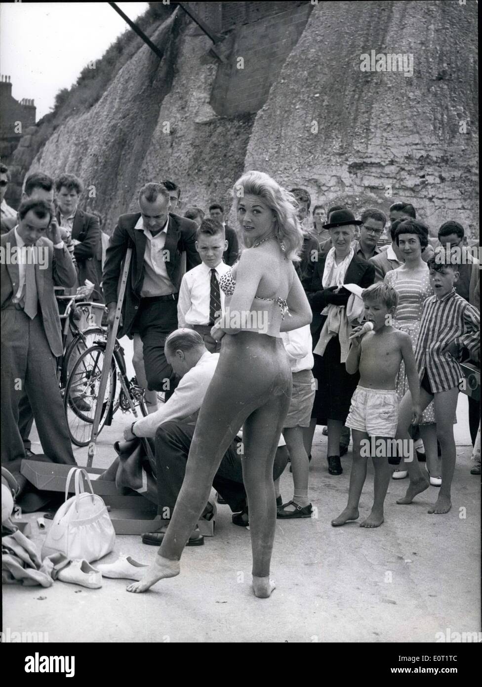 Juillet 07, 1960 - Jane la sirène se prépare pour son canal sous l'eau nager : 25 ans, femme au foyer américaine, Mme Jane Baldasare, Banque D'Images