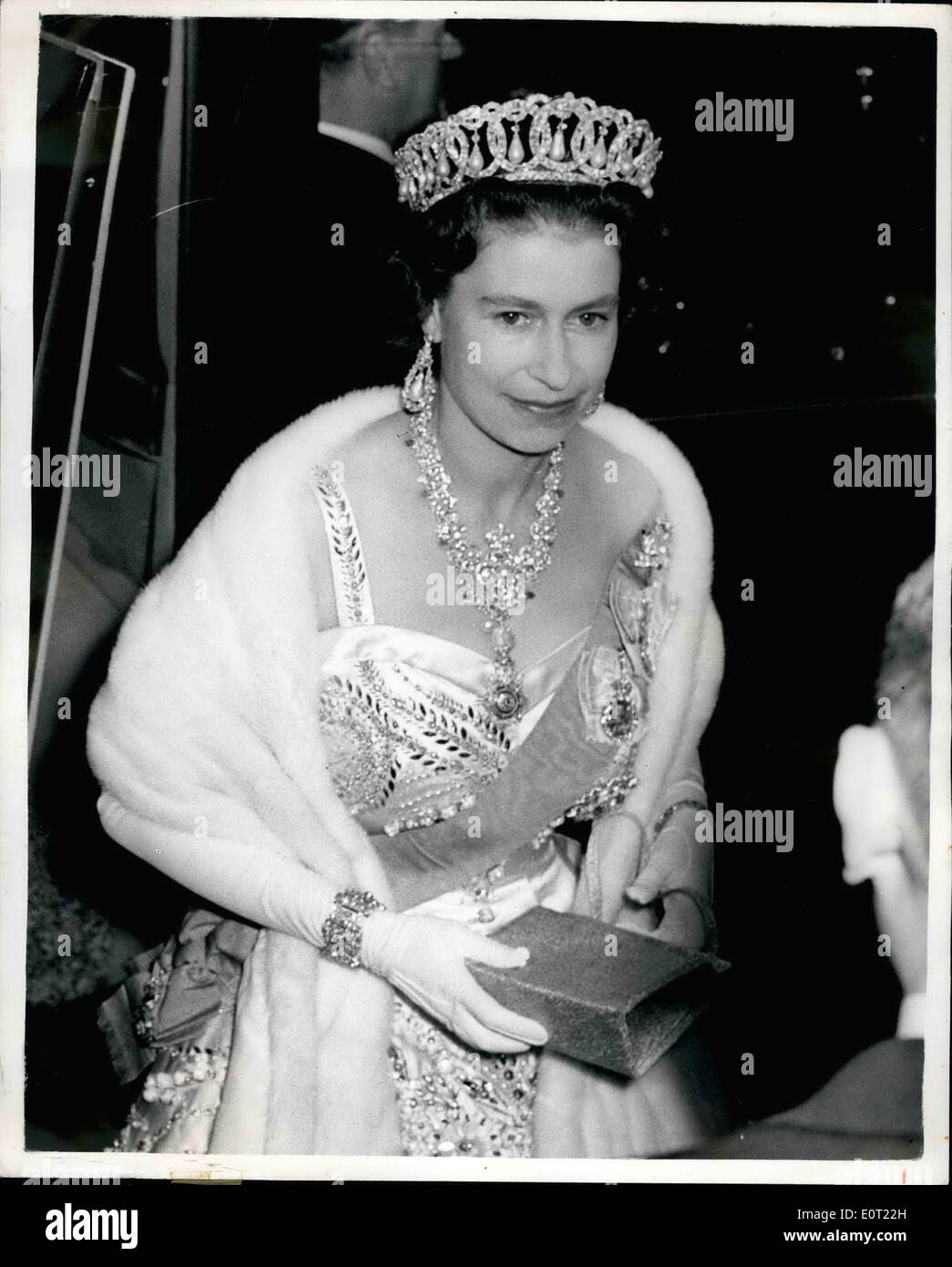 Juillet 07, 1960 - Royal assister à un dîner à l'Ambassade de Thaïlande ; le roi et la reine de Siam la nuit dernière diverti la Reine Elizabeth, le Prince Philip et d'autres membres de la famille royale pour le dîner, à l'Ambassade de Thaïlande, Ashburn Place. Photo montre de Sa Majesté la Reine arrivant à l'Ambassade de Thaïlande La nuit dernière. Banque D'Images