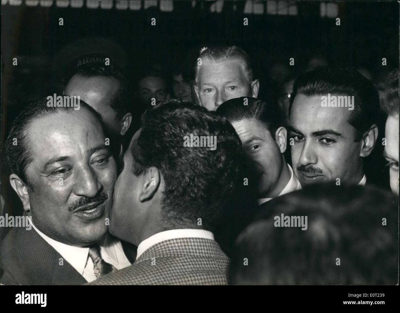 Juillet 07, 1960 - Le Prince du Koweït par l'inofficially à Hambourg : le Prince héritier du Koweït, Cheikh Sabah Al Mubarak Abdulllah Abdulllah (Cheikh Moubarak Al Sabah ) est arrivé à Hambourg le 21 juillet, venant de Paris. Le Prince héritier est également chef de l'armée et la police du Koweït qui est connu pour sa richesse grâce à l'huile, il obtient 1200 millions de D-Marks chaque année. Pour sa visite privée à Hambourg, il a commandé deux nouvelles voitures. La photo montre le prince de couronne à son arrivée à Hambourg. Banque D'Images