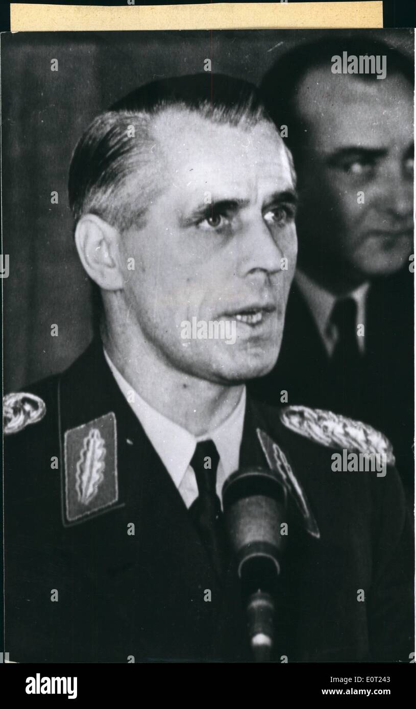 Juillet 07, 1960 - l'homme de plus grande puissance dans l'Allemagne de l'est derrière Walter Ulbricht (Walter Ulbricht) est maintenant l'armée de Willi Stoph (Willi Stoph) jusqu'à présent ministre de la Défense. Il a été commandé auprès de son poste et a reçu ordre de, à l'avenir, de coordonner et de contrôler toutes les décisions du comité central du parti communiste est-allemand et le Conseil des ministres. Son successeur au poste de ministre de la Défense est son ancien adjoint, le général Heinz Hoffmann (Heinz Hoffman). Photo montre Willi Stoph (à gauche) Banque D'Images