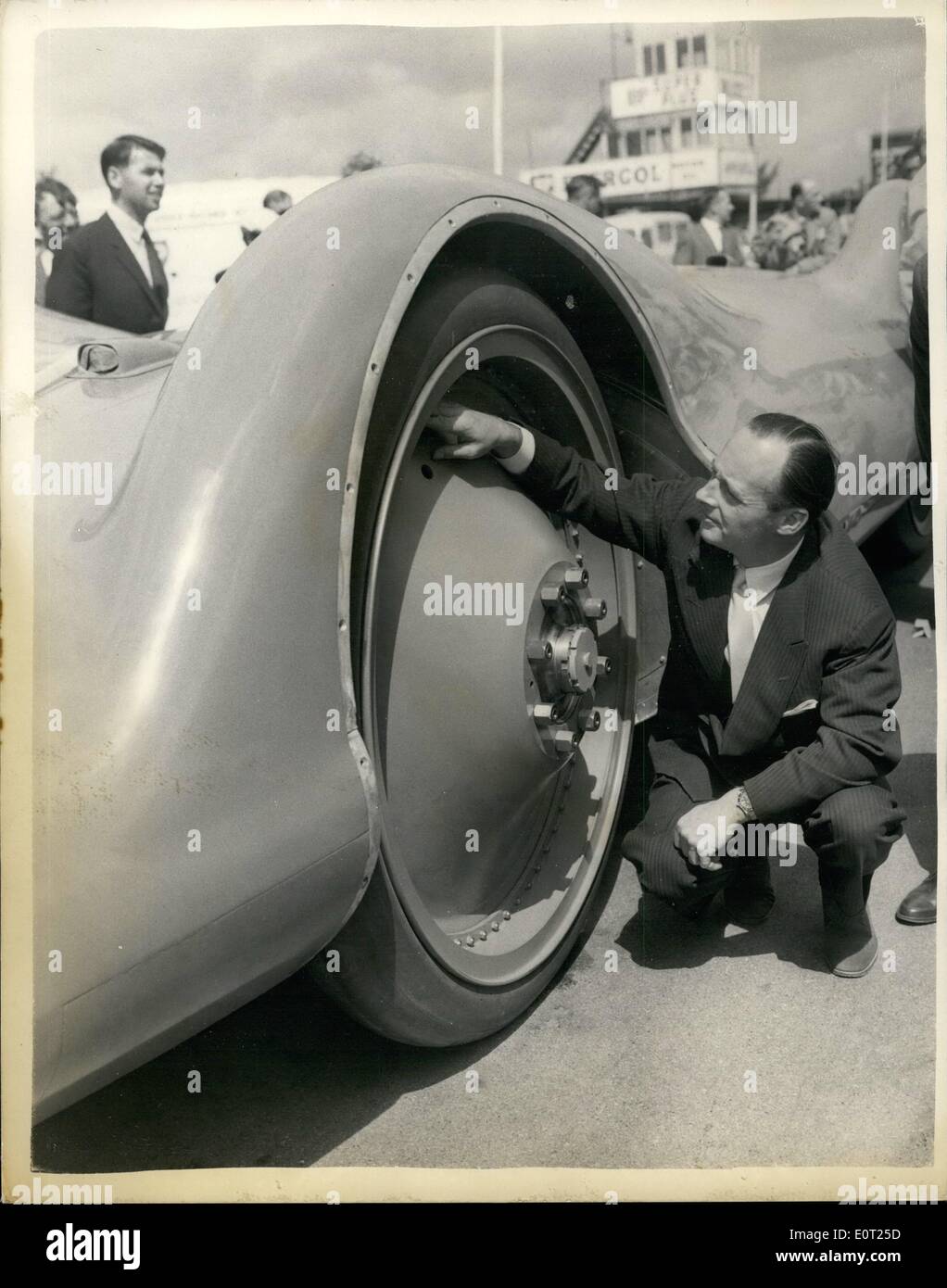 Juillet 07, 1960 - Campbell's ''Bluebird'' sur l'exposition. Donald Campbell's new Bluebird voiture, avec qui il va faire une tentative sur le Record de vitesse sur la Bonneville Salt Flats, Utah en septembre de cette année, a été présentée aujourd'hui au circuit de Goodwood motor aujourd'hui. La voiture, qui est alimenté par un moteur à turbine à gaz Proteus, devrait faire l'objet d'essais de vitesse faible préliminaire plus tard cette semaine. Le présent dossier s'établit à 394 m.p.h. créé par John Cobb. Photo montre M. Donald Campbell à la recherche à l'un des 4 pieds de géant. 4de Diamètre roues avant - à Goodwood aujourd'hui. Banque D'Images