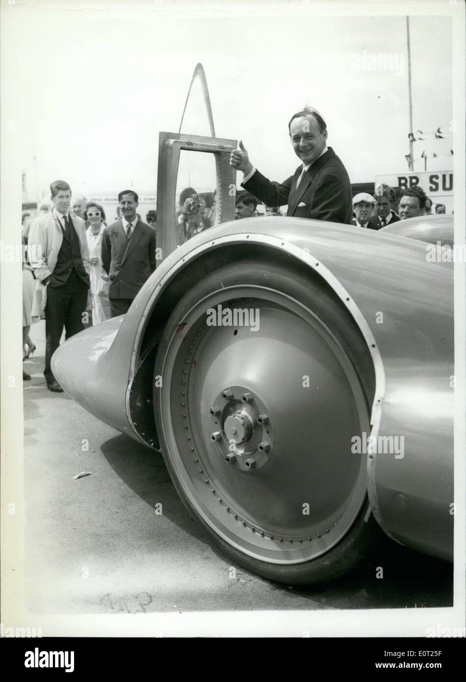Juillet 07, 1960 - ''Campbell Bluebird'' à afficher : Donald Campbell 's new Bluebird voiture, avec qui il va faire une tentative sur le Record de vitesse sur la Bonneville Salt Flats, Utah, en septembre de cette année, a été exposé au bon bois d'aujourd'hui circuit du moteur.La voiture, qui est alimenté par un moteur à turbine à gaz Proteus, devrait faire l'objet d'essais à basse vitesse préliminaire trail cette semaine. Le présent dossier s'établit à 394 m.p.h., créé par John Cobb. Photo montre M. Banque D'Images