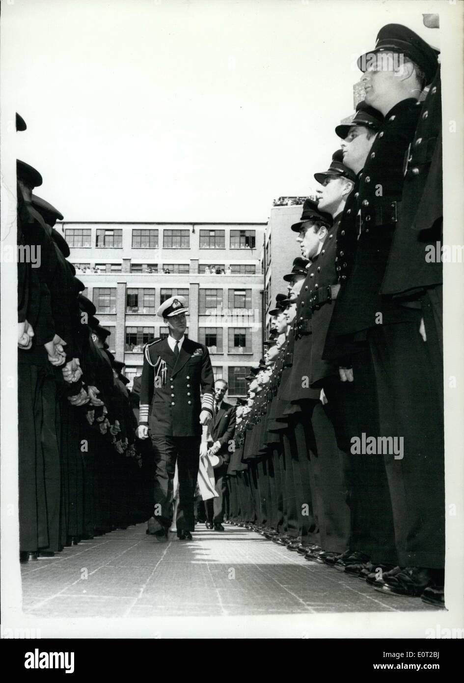 Juillet 07, 1960 - Le duc d'Édimbourg visite London Fire Brigade. S.a.r. Le duc d'Édimbourg a effectué une visite au siège de la brigade de pompiers de Londres où il a vu une démonstration de méthodes les plus récentes de lutte contre les incendies, etc.. Photo Keystone montre :- Le duc d'Édimbourg inspecte les rangs des pompiers - au Siège. Banque D'Images