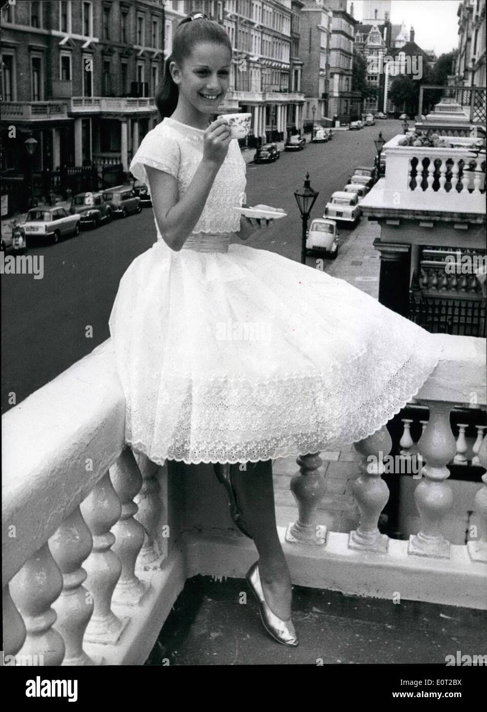 Juillet 07, 1960 - America's ''ballerine Bébé'' à Londres : Photo montre, représenté à Londres hier, c'est ''l'Amérique ballerine Bébé'' - 12 ans Claudia Cravey, de Palm Beach, en Floride, qui est ici pour danser la part d'une jeune princesse dans l'amour avec un roturier lorsque ''La Princesse'' s'ouvre à Londres le mois prochain. Banque D'Images