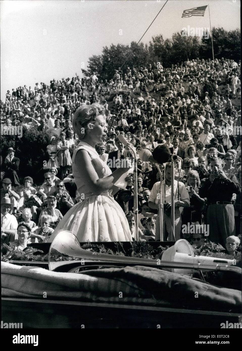 Juillet 07, 1960 - Quatrième de juillet : le jour de l'Indépendance américaine est aussi célébré au Danemark. Tous les ans des milliers de Danois et Danish-Americans rassembler au beau reconstruire Hills dans le Nord du Jutland. Où le jour est célébré par des discours par en circulation. Où le jour est célébré par des discours par des personnalités américaines et danoises. Cette année, le ''Chef'' Discours était par le Premier ministre danois -. Tv-Star américaine Dinah Shore divertis, et elle a également eu la célébration hebdomadaire de filmé pour tous ! Banque D'Images