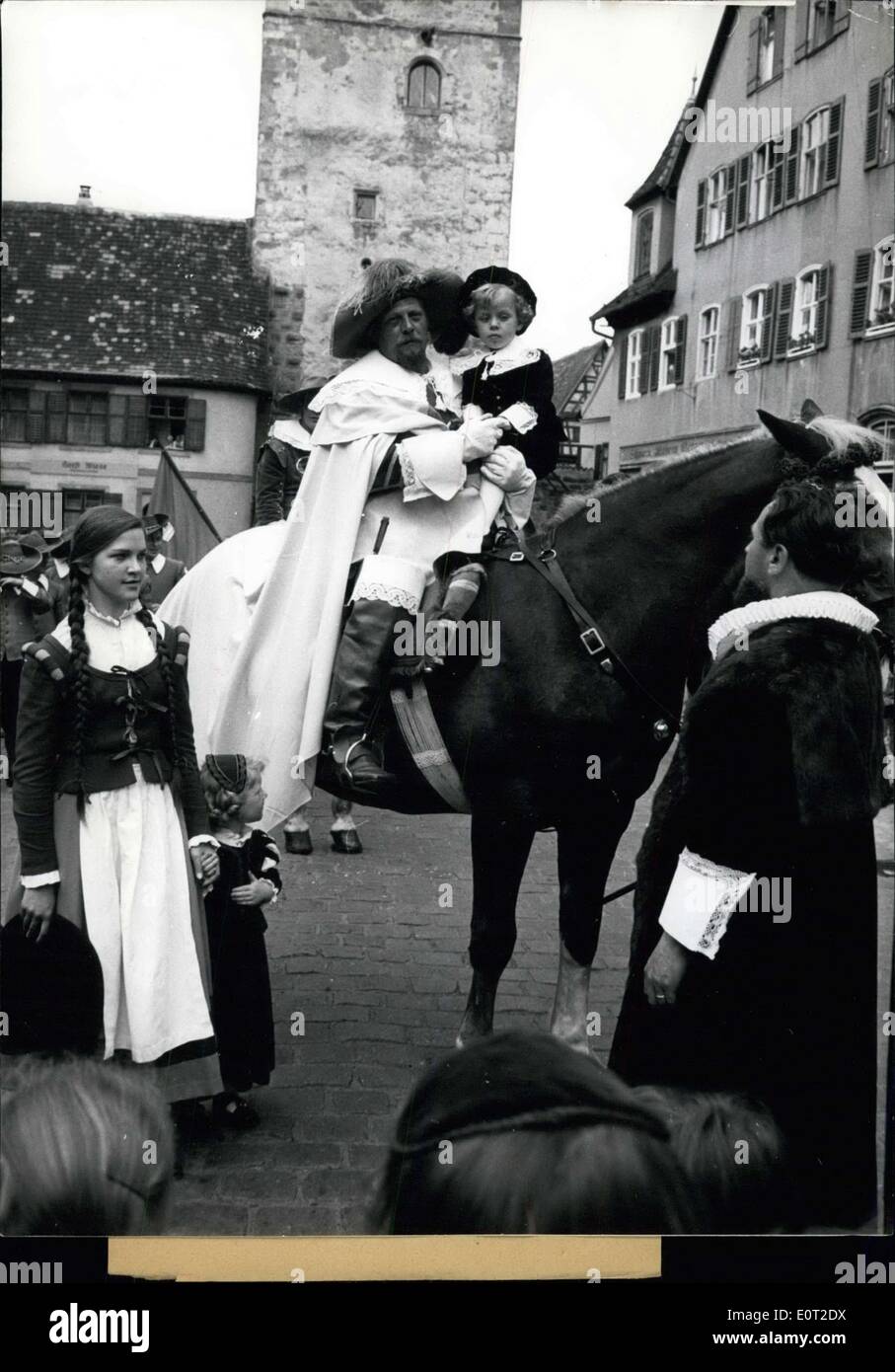 Juillet 17, 1960 - Festival de Kinderzeche Dinkels~~h/ Allemagne : ces jours, le traditionnel festival Kinderzeche id a tenu à nouveau dans le Medievaltown Dinkeisbuhl / de l'Allemagne de l'Ouest. Joué sont des événements de la guerre de 30 ans, la conquête de Dinkelsbuhl par l'armée de l'armée suédoise et la conversion de l'Agence suédoise pour le colonel Klaus von Sperreuth (Klaus von Sperreuth) qui a été demandé à l'époque par les enfants pour leurs pères. Photo : montre une scène de la pièce ''Kinderzeche" Banque D'Images