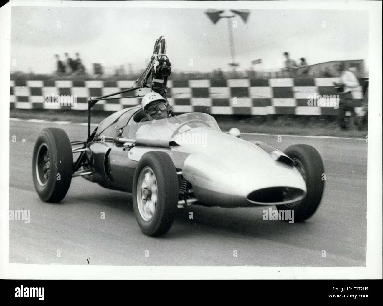 Juillet 26, 1960 - Stirling Moss se brise sur un autre enregistrement nouveau circuit à Brands Hatch, pour la deuxième journée consécutive Stirling Moss est sorti dans une voiture de course et a battu un autre record du tour. Après avoir brisé le record du tour à Silverstone hier il a conduit une Formule 1 cooper Climax sur le nouveau circuit du Grand Prix à Brands Hatch et configurer un autre record du tour. Photo montre Sterling Moss vu à la vitesse à la Cooper Climax à Hatch marque aujourd'hui. Attaché à la voiture était film de caméra qui a filmé les exécuter, au cours de laquelle Stirling a donné un cimetière. Banque D'Images