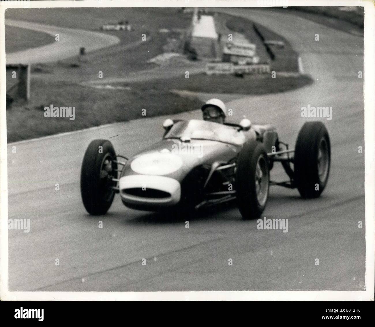 Juillet 26, 1960 - Stirling Moss breaks record du tour. Stirling Moss aujourd'hui la patte n ''(illisible)'' au prix de l'enregistrement de marque éclosent en tim ''(illisible)'' un Lotus Formule 1. Stirling, qui fa ''(illisible)'' Samedi dernier, hier, a battu le lap reco ''(illisible)'' le circuit de Silverstone. La photo montre la Stirling Moss se ''(illisible)'' sa lotus, au cours de laquelle il a bore ''(illisible)'' à l'éclosion de la marque. Banque D'Images