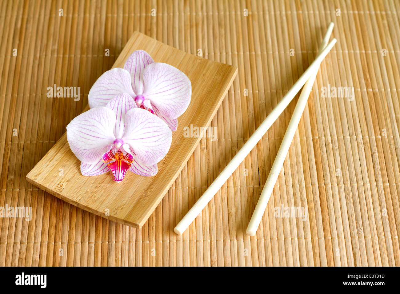 Orchidées sur bambou cuisine asiatique abstract concept unique libre Banque D'Images