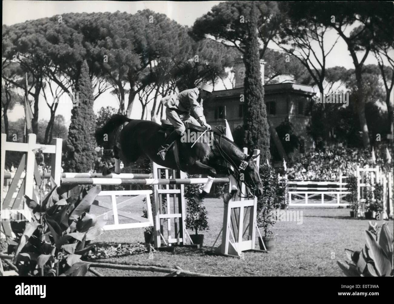 Septembre 09, 1960 - Jeux Olympiques : des évènements équestres à Piazza Di Sienna photo montre le premier rider ept. Bernard De fromeelles pendant le Grand Prix de saut d'obstacles à Piazza Di Sianna ce matin. Banque D'Images