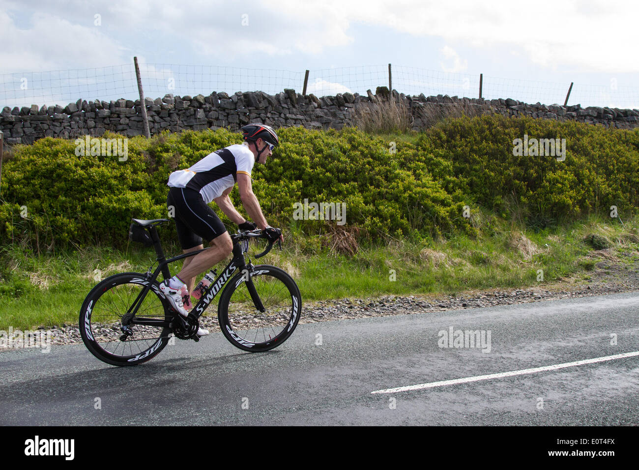 Lunds, Ais Gill, Yorkshire Dales National Park, Royaume-Uni. 18 mai, 2014. 1000 coureurs ont pris part à la 112 mille Etape du Dales une cyclosportive qui a eu lieu en mai de chaque année, dans le Yorkshire au Royaume-Uni. Il est classé comme l'un des plus populaires et sportives difficiles au Royaume-Uni et est considéré comme l'un des dix meilleurs manèges au Royaume-Uni. En 2010, Malcolm Elliott a établi un record de parcours de 5h, 43m, et 24s. Credit : Mar Photographics/Alamy Live News Banque D'Images