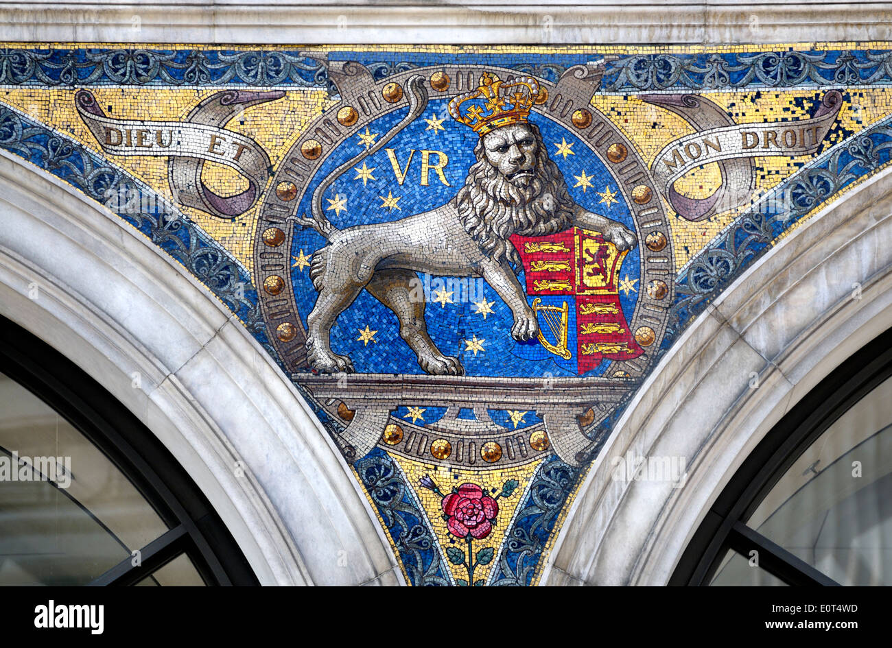 Londres, Angleterre, Royaume-Uni. Mosaïques de tympan sur la façade de 235 Regent Street. British lion royal Banque D'Images