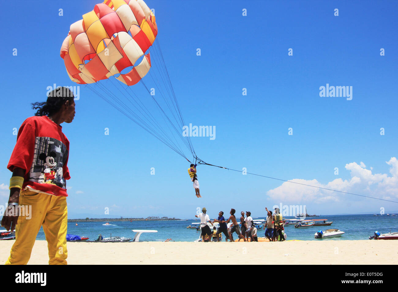 Jouant le parapente à Nusa Dua Bali Indonésie Banque D'Images