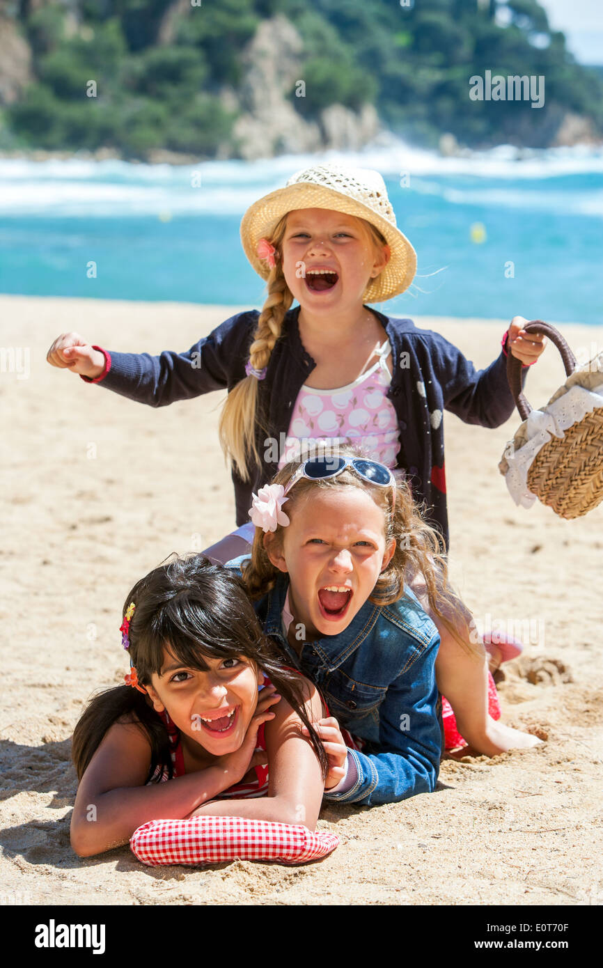 Close up portrait of cute trio rendant la pile sur la plage. Banque D'Images